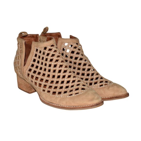 JEFFREY CAMPBELL $230 Taggart Ankle Bootie Beige Suede Cutout Size 8.5 - Picture 1 of 6